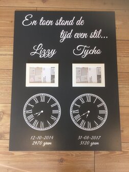 Geboortebord 60 x 80 cm met sticker klokken voor 2 kinderen