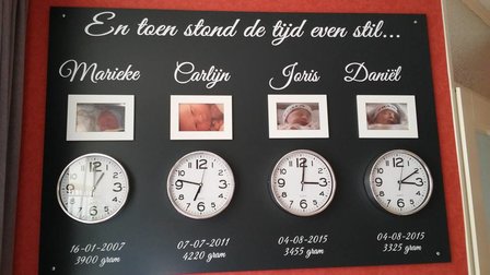 Geboortebord 110 x 80 cm met echte klokken voor 4 kinderen