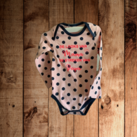 Romper met tekst "de looks van mama en de streken van papa"