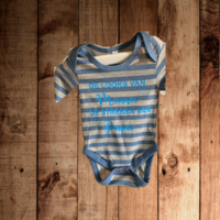 Romper met tekst "de looks van mama en de streken van papa"