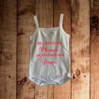 Romper met tekst "de looks van mama en de streken van papa"